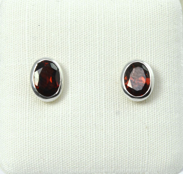 Ohrstecker Granat Oval 6x4 mm