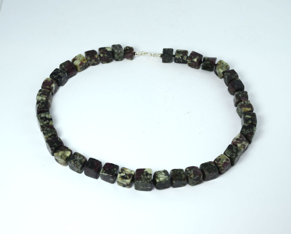 Unikat Eudyalith Kette Cube