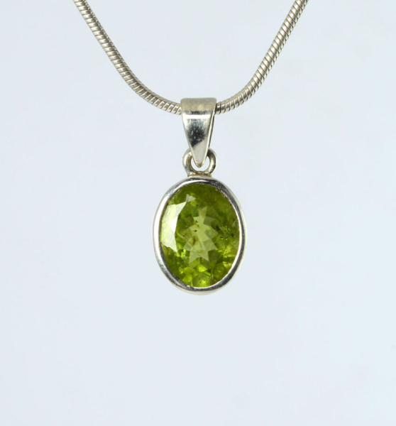 Unikat Anhänger Peridot Oval 12x9 mm