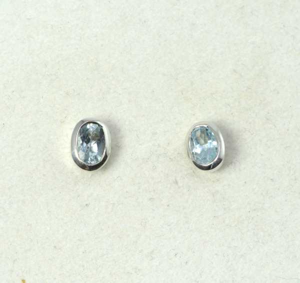Unikat Ohrstecker Aquamarin Oval 6x4 mm