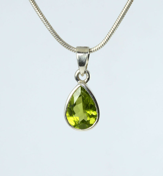 Unikat Anhänger Peridot Tropfen 12x8 mm